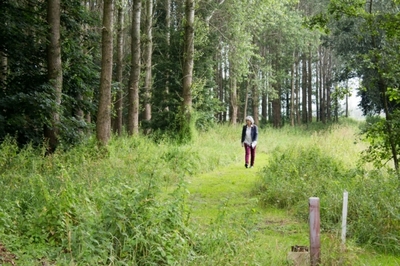 Vrouw bij Lemurisch bos, bezoeker, bewoner.jpg